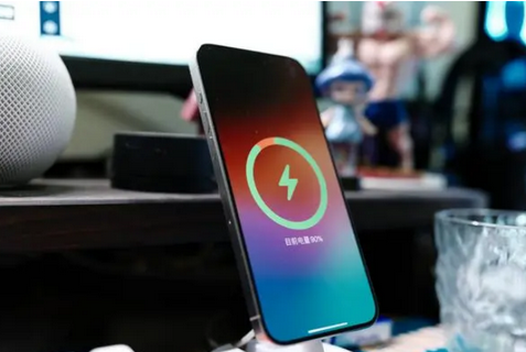 罗江苹果15换屏服务分享用什么充电器给iPhone15充电更好 